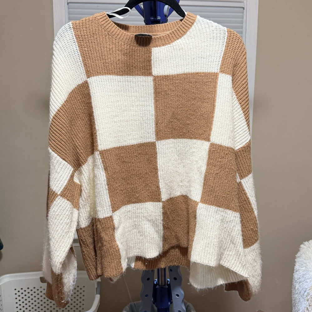 ARULA Tan and Cream Checkered Sweater